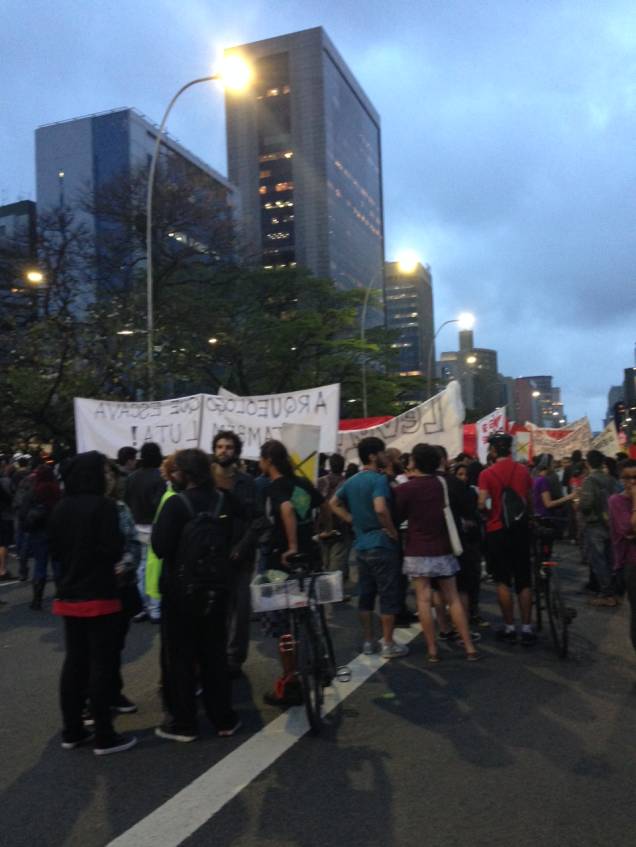 	Manifestantes seguem para o Palácio dos Bandeirantes 