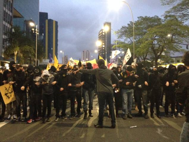 	Manifestantes seguem para o Palácio dos Bandeirantes 