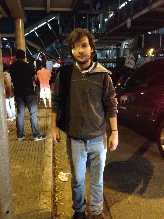 	O estudante Vitor Araújo também está no ato. Ele ficou cego após ser atingido por uma bomba de efeito moral em setembro