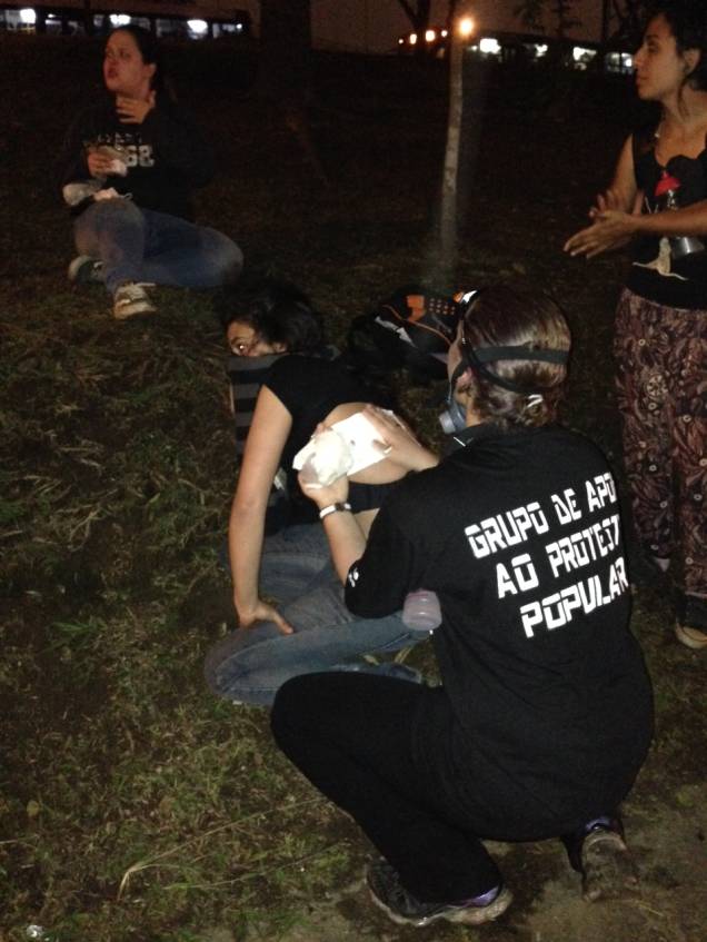 	A estudante Laila foi atingida por uma bomba de gás em manifestação na Marginal Pinheiros - grupos de apoio ajudam 