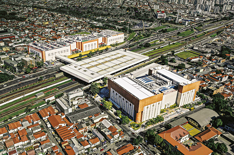 Shopping Metrô Tatuapé, inaugurado em 1997, conta com 36 462 metros quadrados; seu movimento anual de clientes chega a 29,2 milhões