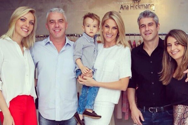 Foto publicada pela cunha da Ana Hickmann no Instagram mostra família reunida