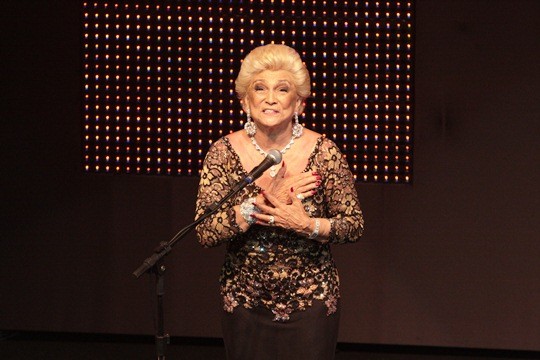 Hebe Camargo sendo homenageada na entrega do Prêmio Extra Melhores da TV 2010, na casa de espetáculos Vivo Rio