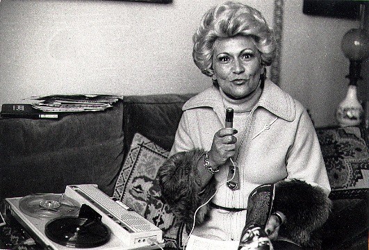A apresentadora em foto de 1976