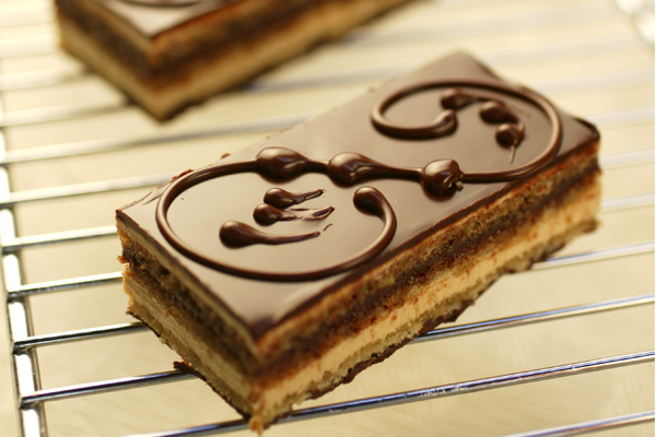 Na Pâtisserie Douce France: textura suave e camadas bem definidas de chocolate e creme de café