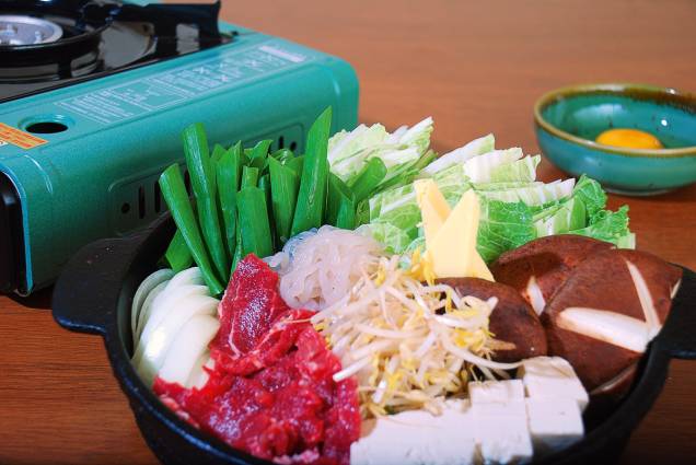 Quem prefere os sabores do Oriente pode ir de Sukiyaki, prato típico japonês servido no Sushi Kiyo
