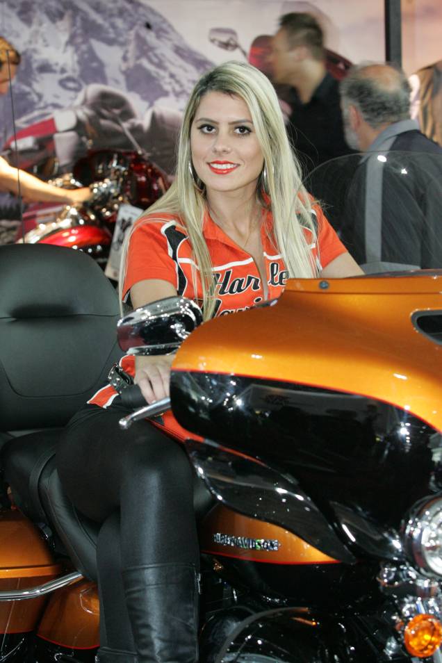 Modelos ficam nos estandes posando com as motos apresentadas no Salão Duas Rodas Modelos ficam nos estandes posando com as motos apresentadas no Salão Duas Rodas