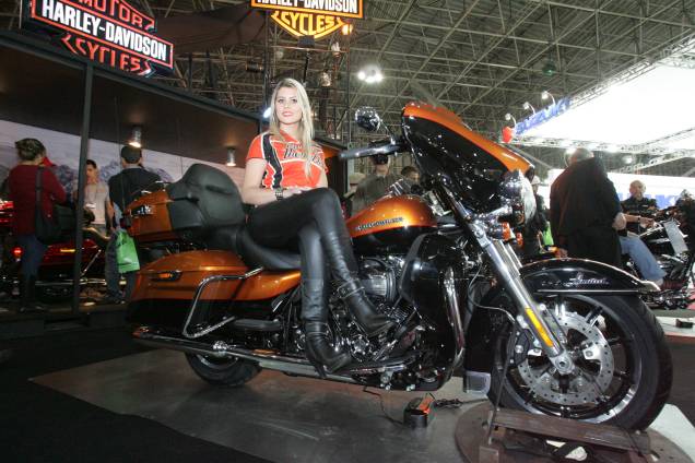 Modelos ficam nos estandes posando com as motos apresentadas no Salão Duas Rodas Modelos ficam nos estandes posando com as motos apresentadas no Salão Duas Rodas