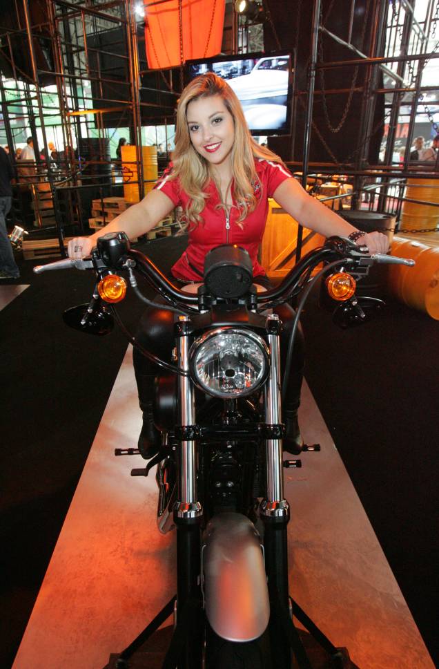Modelos ficam nos estandes posando com as motos apresentadas no Salão Duas Rodas Modelos ficam nos estandes posando com as motos apresentadas no Salão Duas Rodas