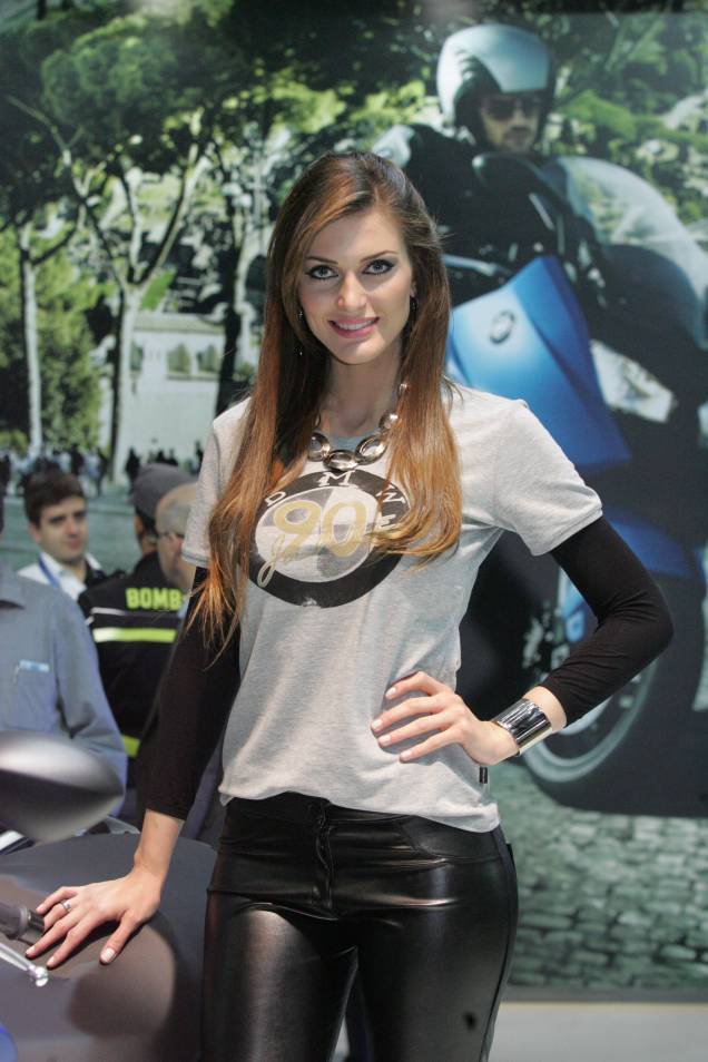 Modelos ficam nos estandes posando com as motos apresentadas no Salão Duas Rodas Modelos ficam nos estandes posando com as motos apresentadas no Salão Duas Rodas