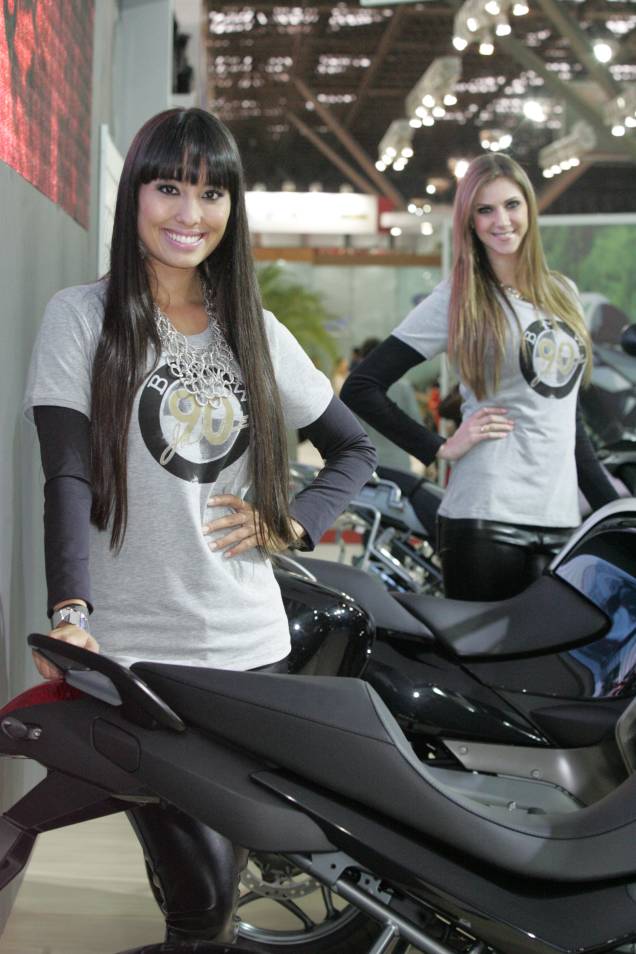 Modelos ficam nos estandes posando com as motos apresentadas no Salão Duas Rodas