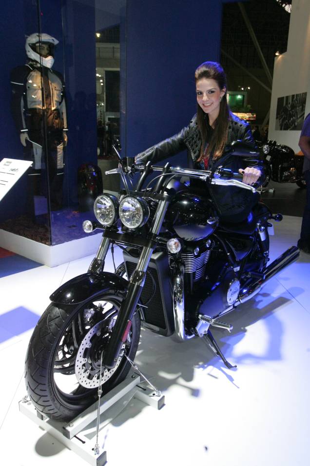 Modelos ficam nos estandes posando com as motos apresentadas no Salão Duas Rodas Modelos ficam nos estandes posando com as motos apresentadas no Salão Duas Rodas