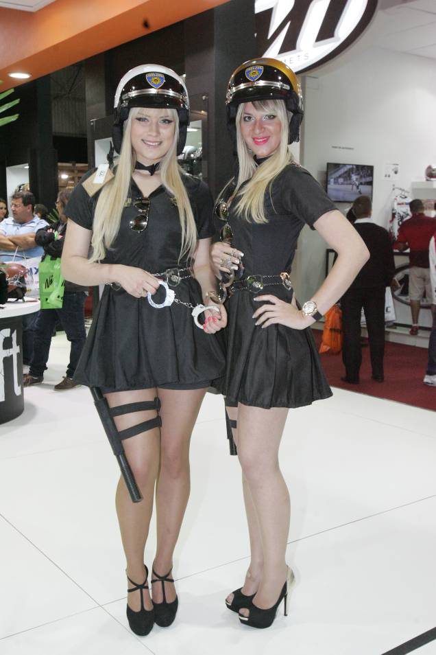 Modelos ficam nos estandes posando com as motos apresentadas no Salão Duas Rodas Modelos ficam nos estandes posando com as motos apresentadas no Salão Duas Rodas