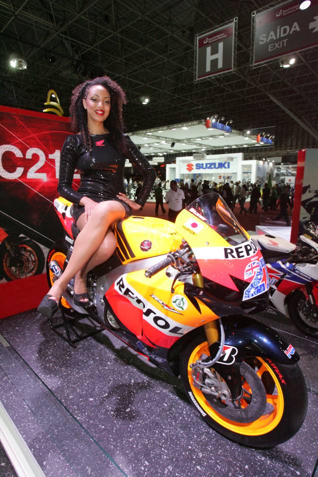 Modelos ficam nos estandes posando com as motos apresentadas no Salão Duas Rodas Modelos ficam nos estandes posando com as motos apresentadas no Salão Duas Rodas