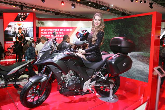 Modelos ficam nos estandes posando com as motos apresentadas no Salão Duas Rodas Modelos ficam nos estandes posando com as motos apresentadas no Salão Duas Rodas