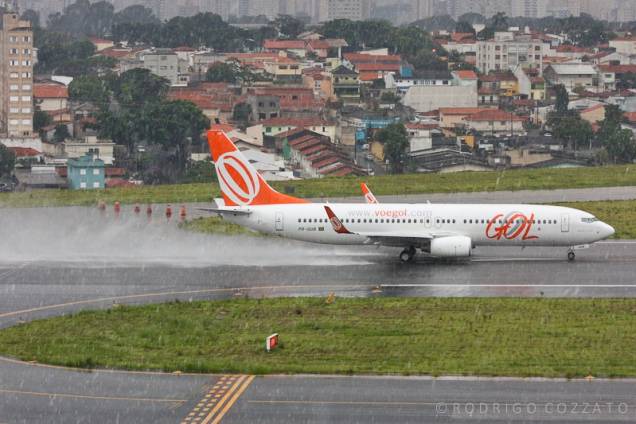 Avião pousando na chuva, por Rodrigo Cozzato