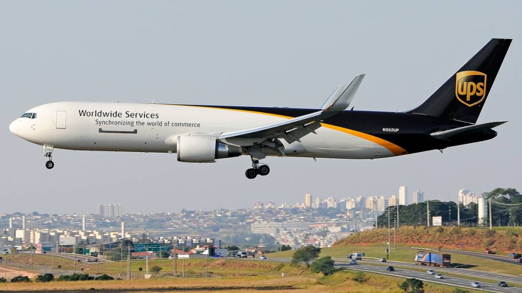 Sobrevoo de avi&atilde;o cargueiro no aeroporto de Viracopos, em Campinas