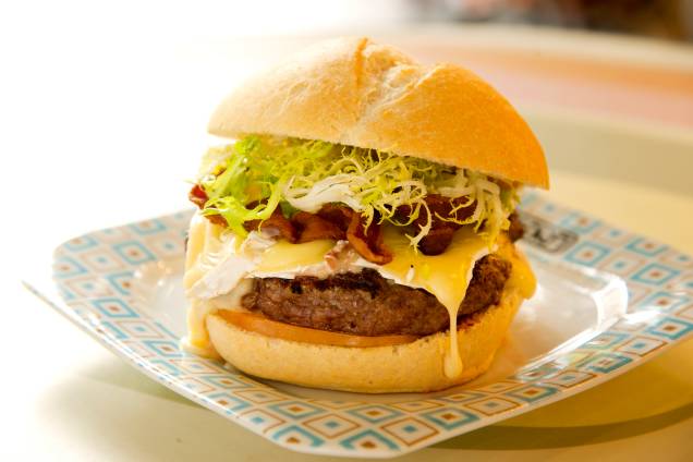 Hambúrguer leblon: composto de queijo camembert, bacon, tomate e alface frisée