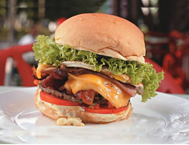 Hambúrguer um pouco de tudo, da Dizzy: tomate, alface, presunto, queijo prato, ovo, bacon, maionese e vinagrete.