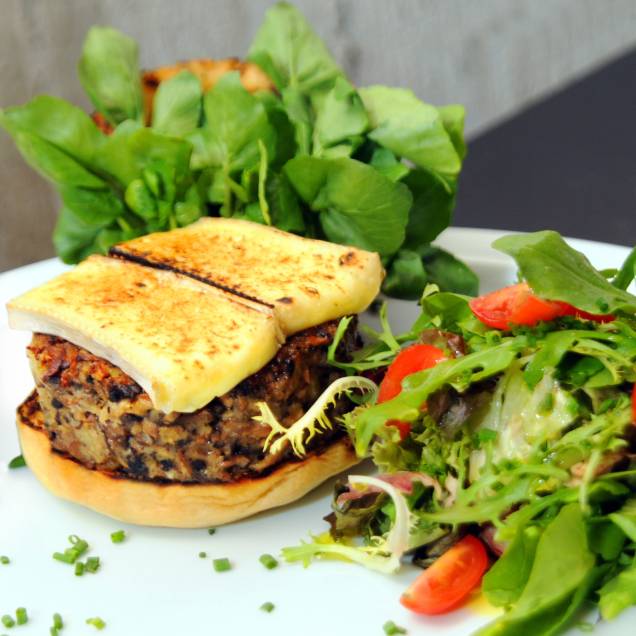 No moderninho Ramona: hambúrguer feito com três tipos de cogumelos no pão de batata