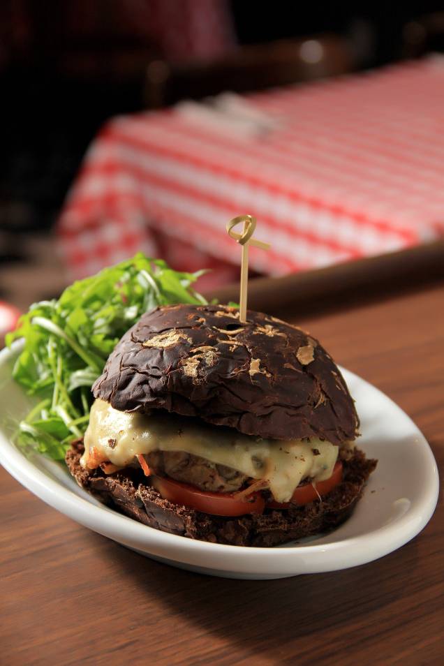 Hambúrguer de lentilhas, do PJ Clarkes: montado no pão preto com legumes, queijo emmental e rúcula