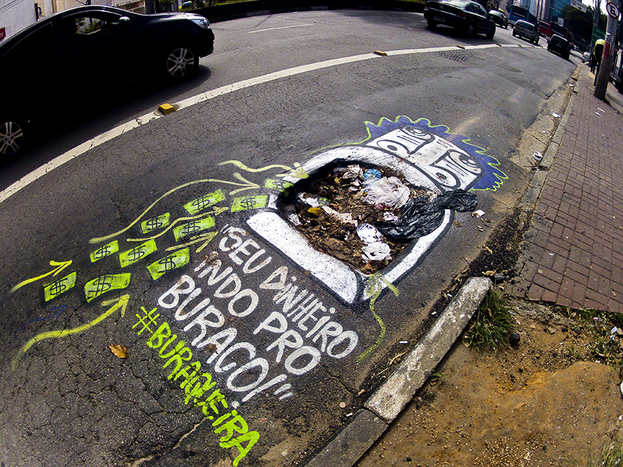 Buraco grafitado na Avenida Vital Brasil