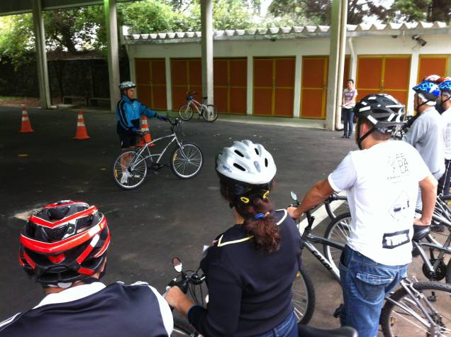 Os alunos aprendem técnicas básicas como subir e descer da bike com segurança
