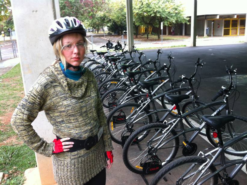 A analista bancária Luciana Torquato Chaves pretende abandonar o transporte público para investir na bike