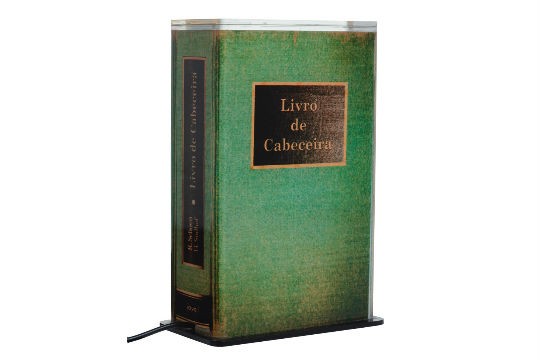 Luminária em formato de livro, R$ 160,00. Laris, www.laris.com.br.