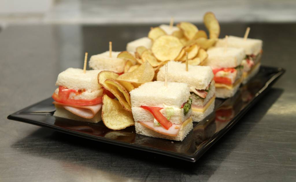 	Club sandu&iacute;che, oito bocaditos de p&atilde;o de forma, servido no HSBC Brasil (R$ 38,00)