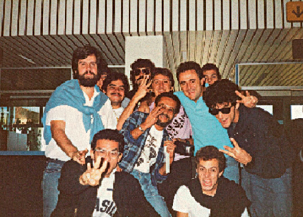	Comemorando o sucesso da turnê com os Paralamas do Sucesso, em 1985