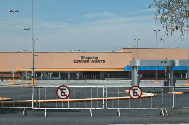 Os prédios do Shopping Center Norte, do Expo Center Norte, Novotel e Conjunto Habitacional Cingapura, todos na região de Santana, na zona norte, foram construídos em áreas contaminadas ou com suspeita de contaminação por gás metano. O shopping chegou a ser interditado em 2011 pelo então prefeito Gilberto Kassab. Os prédios do Shopping Center Norte, do Expo Center Norte, Novotel e Conjunto Habitacional Cingapura, todos na região de Santana, na zona norte, foram construídos em áreas contaminadas ou com suspeita de contaminação por gás metano. O shopping chegou a ser interditado em 2011 pelo então prefeito Gilberto Kassab.