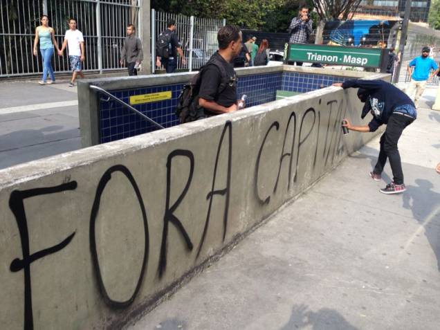 	Manifestante picha entrada do metrô na Paulista