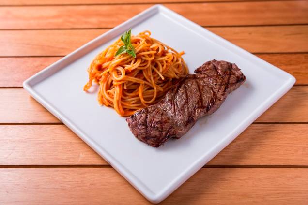 O espaguete de quinoa ao molho de tomate com steak de filé-mignon é uma das receitas com carne orgânica