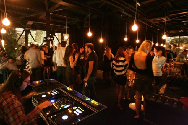 Na agitada pistinha do último piso, DJs tocam pop e eletrônico de quinta a sábado