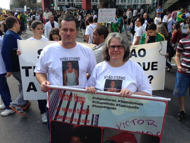 	Os pais do jovem Vitor Hugo Deppman, morto durante um assalto na porta de casa