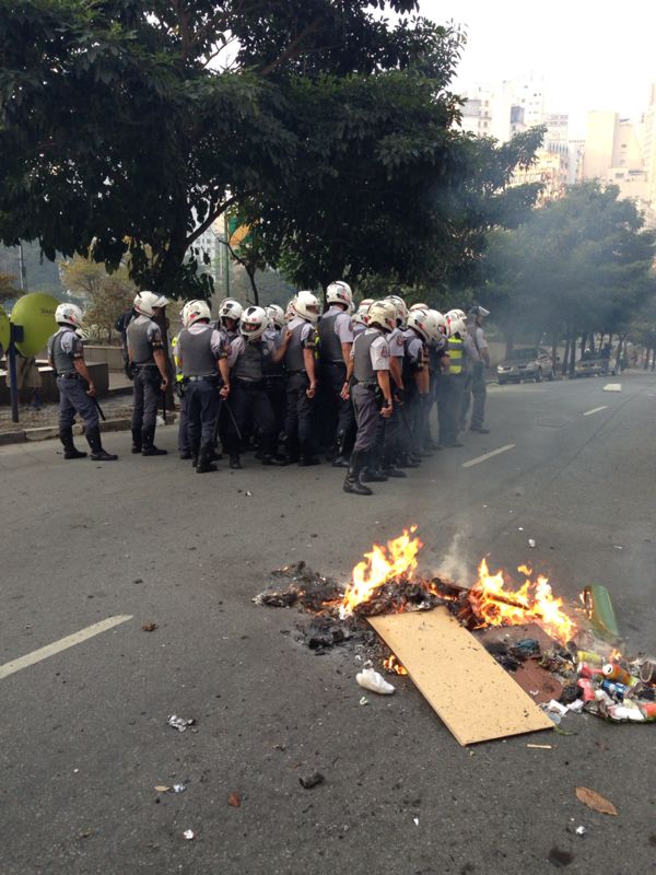 	Barricada de fogo feita pelos manifestantes para atrasar a polícia