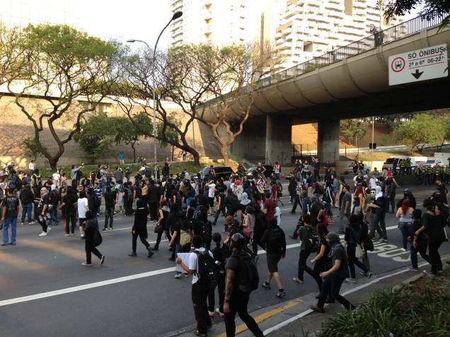 Manifestantes fecharam a Avenida 23 de Maio por volta das 17h