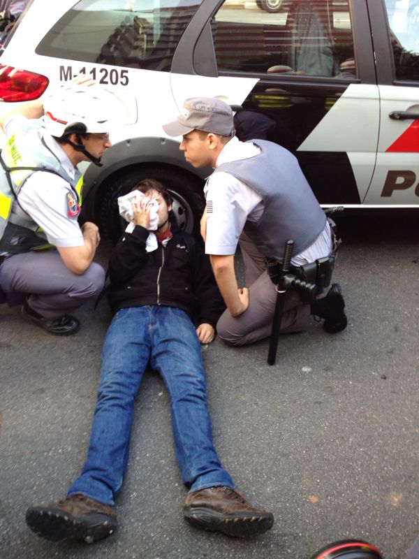 Manifestante atingido por bala de borracha é socorrido por policiais