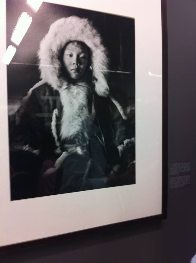 Salgado conviveu e fotografou os nenets, povo que vive na Península de Yamal, na Sibéria, Rússia. Devido ao frio, pegou uma roupa emprestada, igual à da imagem: "Trabalhei com conforto total. As peças são muito quentes. Mas fiquei 45 dias sem me lavar, porque eles só tomam banho no final do mês de agosto. Foi muito triste ir embora e deixá-los. Como são nômades, fiquei pelo menos 15 dias viajando com eles em pensamento, imaginando onde estariam" Salgado conviveu e fotografou os nenets, povo que vive na Península de Yamal, na Sibéria, Rússia. Devido ao frio, pegou uma roupa emprestada, igual à da imagem: "Trabalhei com conforto total. As peças são muito quentes. Mas fiquei 45 dias sem me lavar, porque eles só tomam banho no final do mês de agosto. Foi muito triste ir embora e deixá-los. Como são nômades, fiquei pelo menos 15 dias viajando com eles em pensamento, imaginando onde estariam"