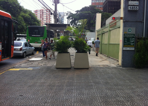 Rua Vergueiro, na altura do número 1855: vasos de plantas de um prédio são obstáculo para os transeuntes