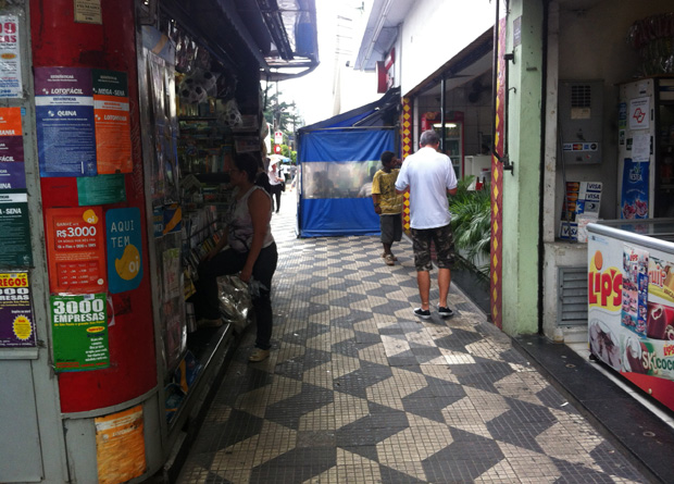 Rua Vergueiro, na altura do número 2209: toldo de restaurante e banca de jornal obrigam o pedestre a realizar um ziguezague