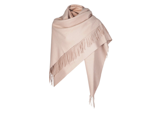 	De lã. Do tipo merino, de alta qualidade, vale como uma pashmina gigante. R$ 1 340,00. Acne para Farfetch, ☎ 3958-8695, www.farfetch.com.br.