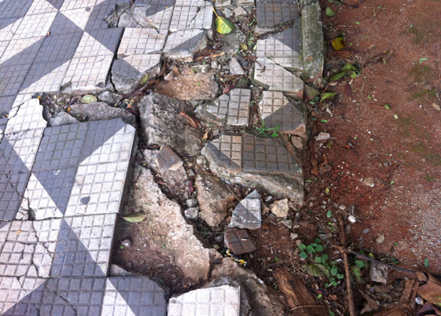 Rua Vergueiro, na altura do número 2765: calçada quebrada destruiu o mosaico com o mapa do estado de São Paulo