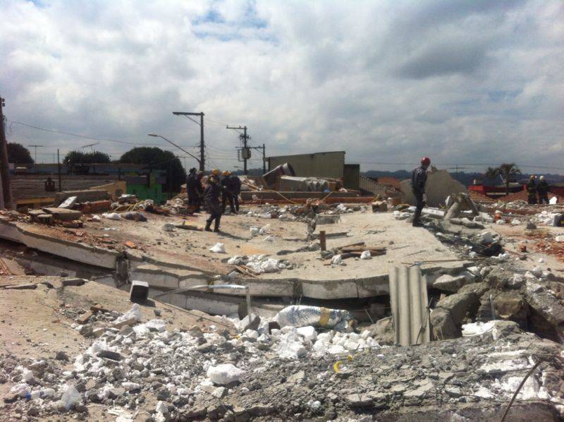 Ainda h&aacute; bastante restos de entulho na obra que desabou