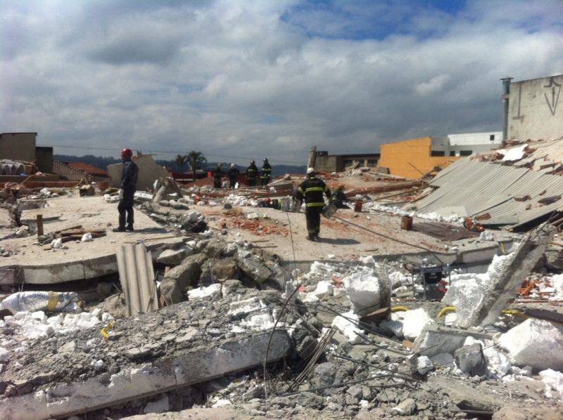 Oito corpos j&aacute; foram retirados dos destro&ccedil;os