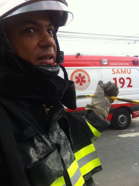 O major do Corpo de Bombeiro Anderson Lima de Oliveira trabalha no resgate das vítimas