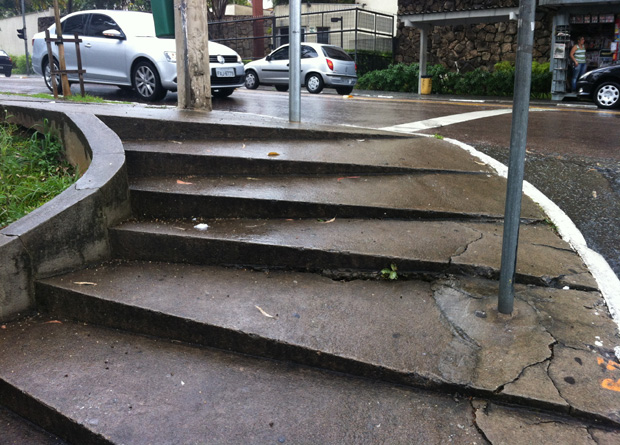 Rua Vergueiro, na altura do número 4240: sequência de degraus inclinados em uma esquina