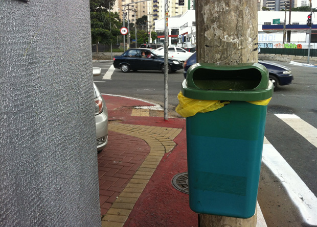 Rua Vergueiro, na altura do número 5050: largura de apenas 50 centímetros entre a lixeira e a parede de um restaurante, na esquina da Avenida Doutor Ricardo Jafet