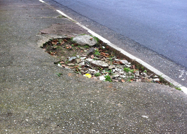 Rua Vergueiro, na altura do número 5431: buraco sobre a faixa de serviços, junto à guia da rua